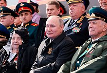 Das von der staatlichen russischen Nachrichtenagentur Sputnik über AP veröffentlichte Pool-Foto zeigt Wladimir Putin während der Militärparade. - Mikhail Metzel/Pool Sputnik Kremlin/AP/dpa