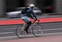 Bessere Schutzma&szlig;nahmen im Stra&szlig;enverkehr wie das Tragen von Helmen und Anschnallgurten k&ouml;nnten j&auml;hrlich Hundertausende Leben retten. - Monika Skolimowska/dpa-Zentralbild/dpa