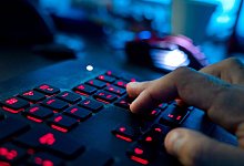 Der Angriff Russlands auf die Ukraine wurde von Cyberattacken begleitet. Dass dabei bislang nicht größere Schäden entstanden sind, schreibt ein führender Experte den Defensivqualitäten der Ukrainer zu. Deutsche Unternehmen seien dagegen schlecht vorbereit - Nicolas Armer/dpa