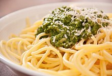 Basilikum Pesto auf Spaghetti mit Parmesan - Mascha Brichta/dpa-tmn