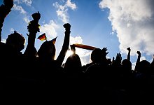 Deutschland-Fans jubeln beim Public Viewing - Christoph Soeder/dpa/dpa-tmn