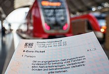 Das 9-Euro-Ticket scheint heiß begehrt zu sein. Bundesweit vermelden Verkehrsverbände eine hohe Nachfrage zum Verkaufsstart. - Frank Rumpenhorst/dpa
