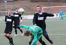 Der Gegner duckt sich: Oerlinghausens Tim Witte (rechts) im Duell mit Maurice-Joel Weißbohn vom TuS Hordel.. - Paul Cohen