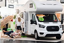 Die Models Daniel (l), Greta (M) und Anna stehen vor einem A-Serie 6999 DVB der Firma Forster. - Federico Gambarini/dpa