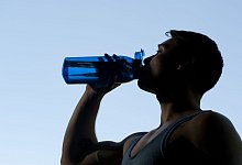 Ein Sportler trinkt aus einer Trinkflasche - Klaus-Dietmar Gabbert/dpa-tmn