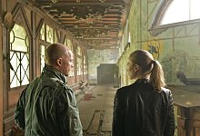 Die Kommissare Hannah Zeiler (Nora Waldst&auml;tten) und Micha Oberl&auml;nder (Matthias Koeberlin) auf Spurensuche in der alten Villa. - Patrick Pfeiffer/ZDF/dpa