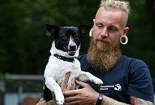 Jetzt wieder gut gelaunt: Der Jack-Russel-R&uuml;de "Fritz" mit Sven Kirchhoff vom Tierheim G&uuml;tersloh. Die Tierfreunde vermuten, dass der Hund so angebunden wurde, dass er gefunden werden musste. - Patrick Menzel