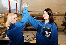 Gru&szlig; unter Kolleginnen: Michelle Hofmann (links) und Patricia Hohm sind f&uuml;r ihre Ausbildungsbetriebe nur mit m&auml;nnlichen Mitarbeitern unterwegs. - Foto: Pavlustyk