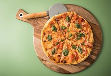 Blick auf eine runde Pizza - Christin Klose/dpa-tmn