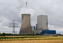 Rauch steigt aus dem K&uuml;hlturm vom Kraftwerk Mehrum im Landkreis Peine. Eine neue Verordnung sieht vor, dass Steinkohlekraftwerke aus der sogenannten Netzreserve wieder in Betrieb gehen k&ouml;nnen, um Erdgas einzusparen. - Julian Stratenschulte/dpa