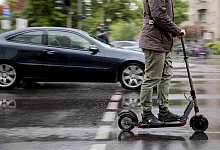 Fahren mit dem E-Scooter - Foto: Christoph Soeder/dpa/dpa-tmn