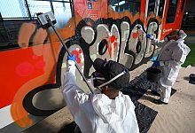 Graffiti-Entfernung bei der Bahn - Arne Dedert/dpa