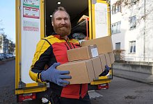 Unterwegs mit einem Paketboten im Weihnachtsstress - Manuel Genolet/dpa
