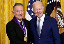 Biden mit Bruce Springsteen - Susan Walsh/AP/dpa