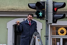 Ampelm&auml;nnchen mit Bratwurst in Coburg - Constantin Hirsch/Stadt Coburg/dpa
