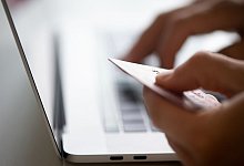 Mit Kreditkarte am Laptop - Franziska Gabbert/dpa-tmn