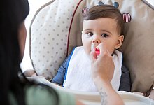 In Getreidebrei-Mischungen f&uuml;r Babys steckt ordentlich Eisen, der zum Beispiel aus Hafer oder Hirse stammt. - Christin Klose/dpa-tmn