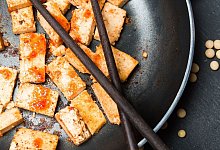 &laquo;&Ouml;ko-Test&raquo; kann 21 Naturtofus empfehlen. Marinierter Bohnenquark wird aromatischer, wenn man zuvor die Fl&uuml;ssigkeit herauspresst. - Franziska Gabbert/dpa-tmn