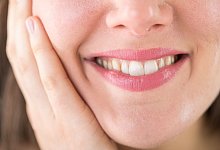 Eine Frau l&auml;chelt - Christin Klose/dpa-tmn