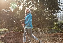 Eine Seniorin macht Nordic Walking - Christin Klose/dpa-tmn