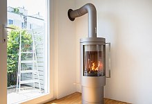 Ein Feuer brennt in einem Ofen - Florian Schuh/dpa-tmn