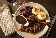 G&auml;nsekeule mit Rotkohl - Christin Klose/dpa-tmn