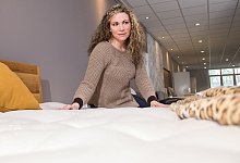 Matratzentest im Bettenhaus - Christin Klose/dpa-tmn