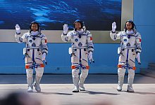 Drei chinesische Astronauten starten ins All - Andy Wong/AP/dpa