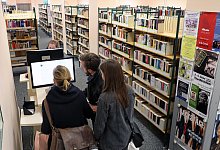 Bibliothek - Foto: Bernd W&uuml;stneck/dpa-Zentralbild/dpa/Illustration