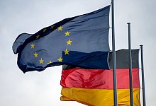 Flaggen von EU und Deutschland - Foto: Monika Skolimowska/zb/dpa