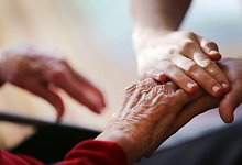 Pfleger sollen anderen Menschen helfen, gesund zu bleiben oder gesund zu werden. Doch weil die Arbeitsbedingungen oft so belastend sind, sind sie h&auml;ufig selbst gef&auml;hrdet, krank zu werden. - dpa