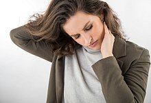 Eine Frau hat Kopf- und Nackenschmerzen - Christin Klose/dpa-tmn
