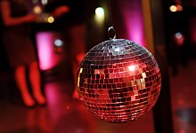 Discokugel - Tobias Hase/dpa/dpa-tmn