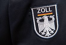 Neben den gefälschten Waren stellte der außerdem mehr geschmuggelte Zigaretten sicher. - Ralf Hirschberger/dpa