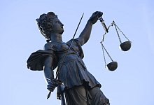 Eine Statue der Justitia steht unter freiem Himmel. - Arne Dedert/dpa/Symbolbild