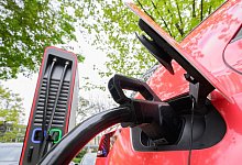 Hersteller von E-Autos hoffen auf sie: Die sogenannte Feststoffbatterie, mit der sich etwa Probleme langer Ladezeiten und geringer Reichweite von E-Autos lösen lassen könnten. - Julian Stratenschulte/dpa