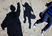 Vater und Kind - Foto: Julian Stratenschulte/dpa/dpa-tmn