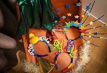 Selbstgebastelte Haarreifen f&uuml;r Karneval - Christin Klose/dpa-tmn