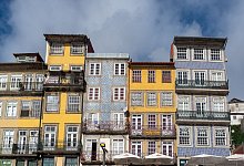 H&auml;user am Ufer des Douro - Andreas Drouve/dpa-tmn