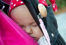 Babytragen im Test - Foto: Andrea Warnecke/dpa-tmn