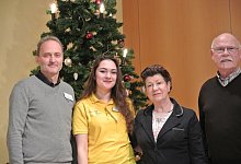 Christoph Fritsche vom Stift zu W&uuml;sten (von links) mit Anesa Omerovic und dem Ehepaar Ursula und Friedrich Brummermann. - Evangelisches Stift zu W&uuml;sten