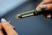 Frau hält einen Insulin-Pen in der Hand - Hannes P Albert/dpa/dpa-tmn