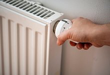 Die Heizung aufdrehen - das ist für viele Menschen in Deutschland nicht mehr drin. Die Preise steigen weiter. Deutschlands größter Immobilienkonzern reagiert. - Fabian Sommer/dpa