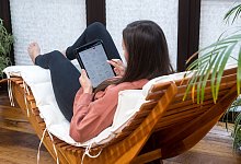 Eine Frau guckt auf einem Tablet auf einen Kalender - Benjamin Nolte/dpa-tmn