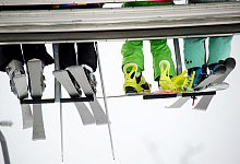 Wintersportler auf einem Lift - Tobias Hase/dpa-tmn