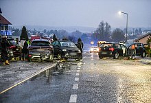 Unfall nach Glatteis mit mehreren Fahrzeugen - Jason Tschepljakow/dpa