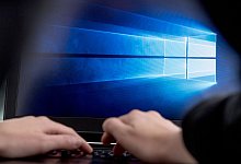 Das Windows-10-Logo auf einem PC - Robert Günther/dpa-tmn