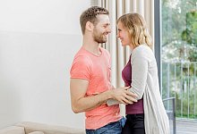 Paar umarmt sich - Monique Wüstenhagen/dpa-tmn