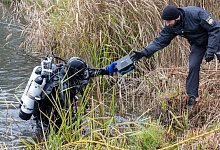 Polizeitaucher suchen Teich nach Museumseinbruch ab - Peter Kneffel/dpa
