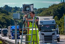 Rundumerneuert wurde der A2-Blitzer. Boris Hulsch von der Firma Jenoptik hat das High-Tech-Ger&auml;t aufger&uuml;stet. - Andreas Zobe